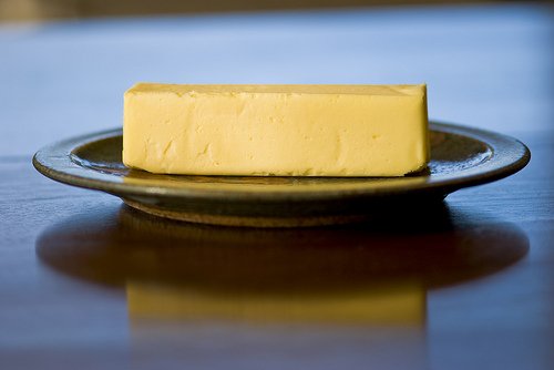 Reich an gesättigten Fetten: Butter.