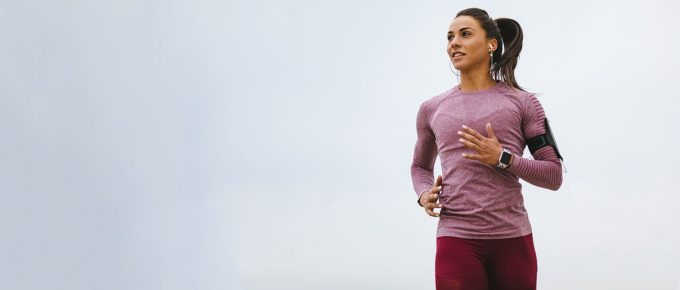 Frau beim laufen joggen mit Tracker Apple Watch Whoop