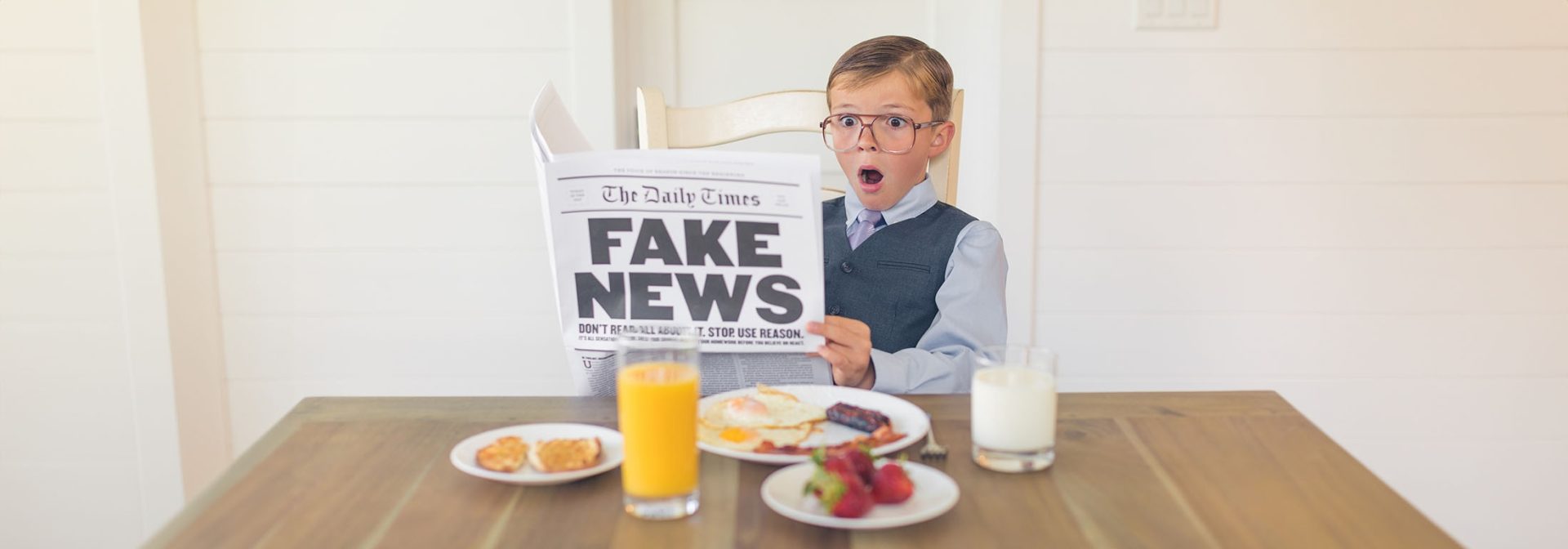Junge mit Fake News Zeitung